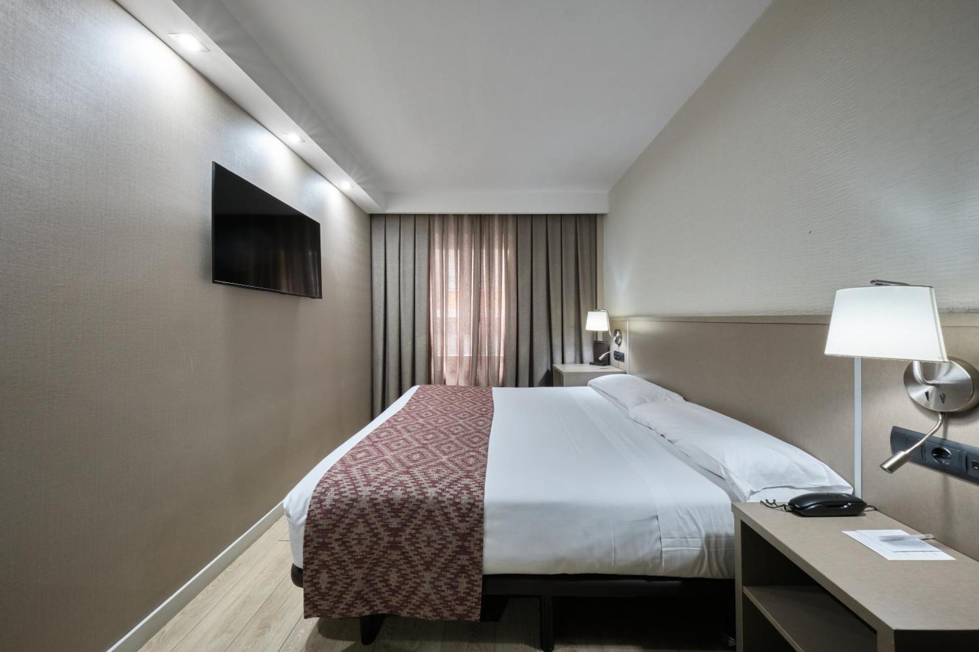 Catalonia Park Gueell Hotel 3*